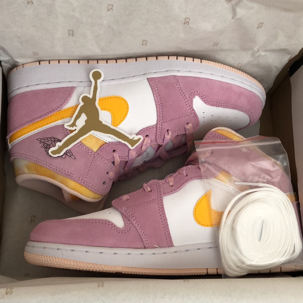 💖💛NIKE AIR JORDAN 1 MID SE GS SNEAKERS💛💖 - Picture 10 of 11
